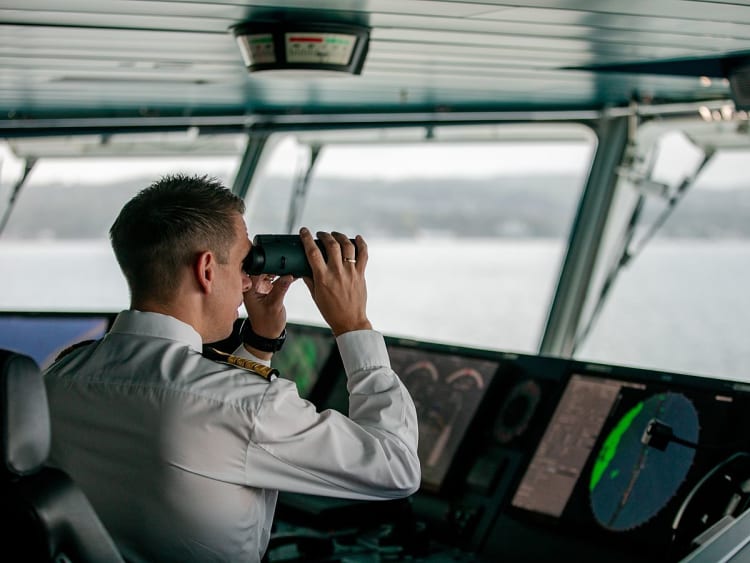 Midnatsol: Offizier auf Br&uuml;cke