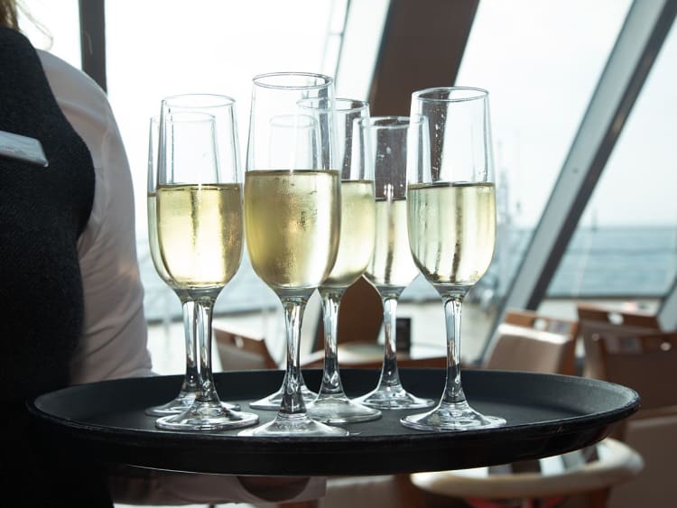 Midnatsol: Explorer Lounge