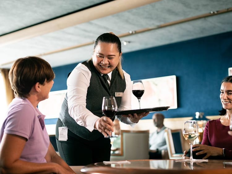 Midnatsol: G&auml;ste in der Bar