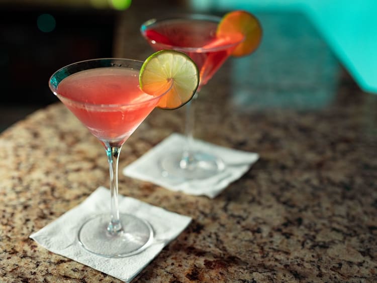 Midnatsol: Cocktails in der Bar