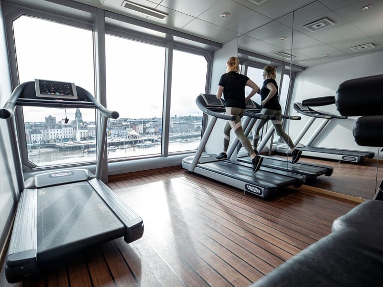 Midnatsol: Fitnessraum