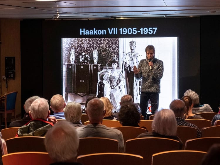 Midnatsol: Lecture Hall