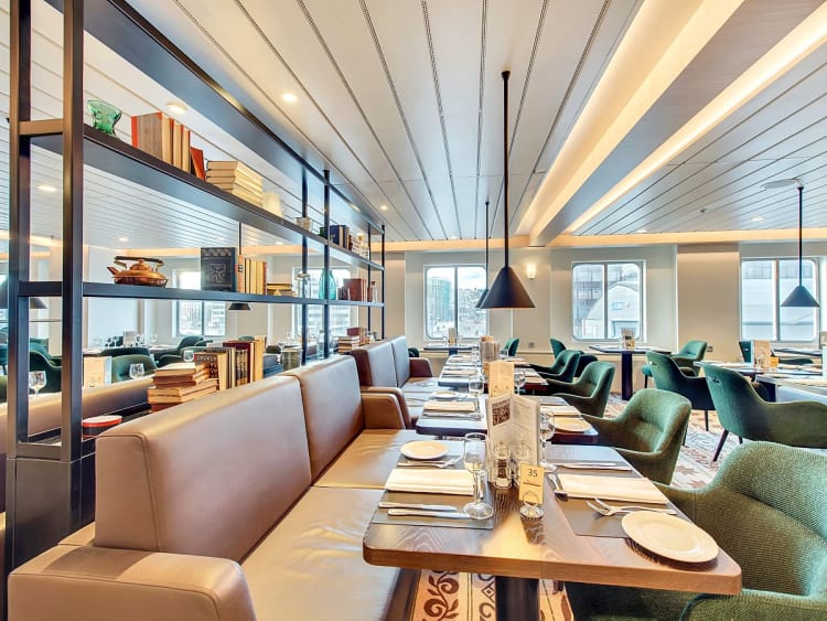 Kong Harald: A la carte Restaurant an Bord