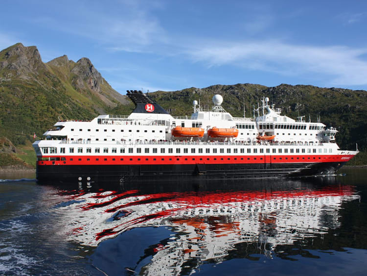 Nordnorge: Schiff im Fjord