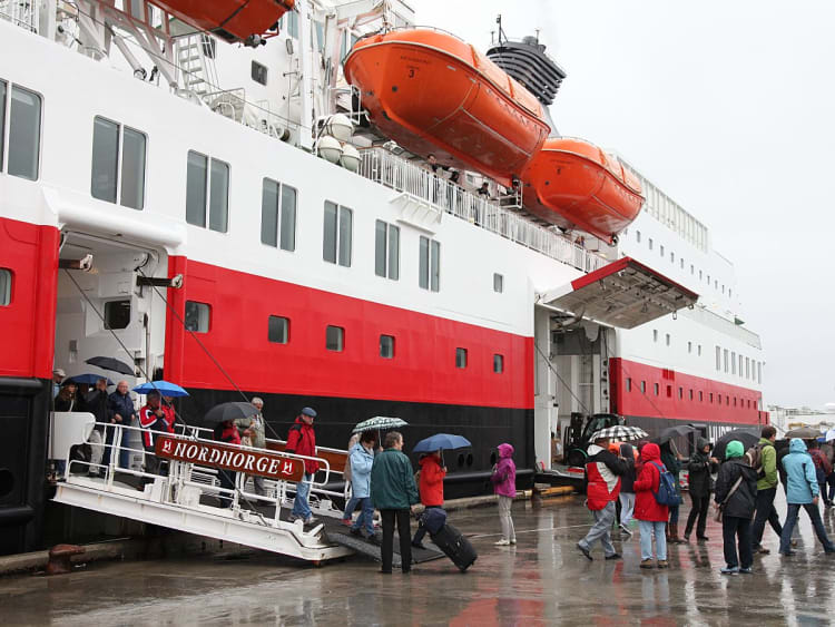 Nordnorge: Passagiere auf Gangway