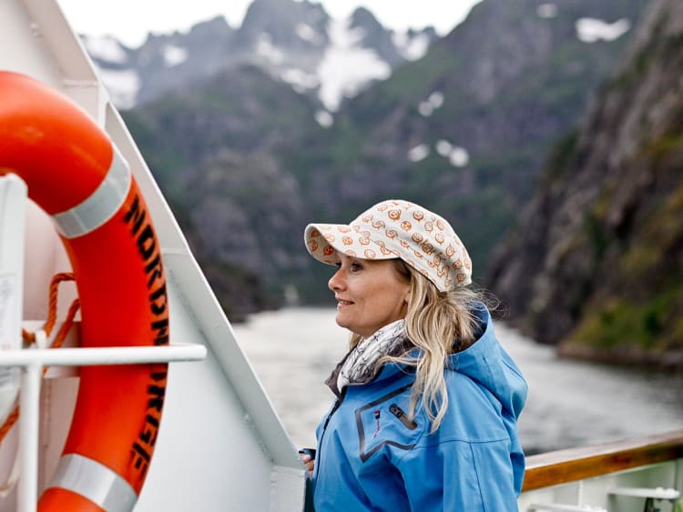 Nordnorge: Passagier genie&szlig;t die Aussicht vom Deck