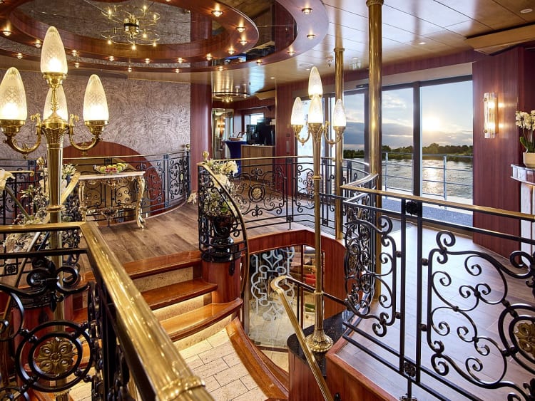 VIVA RUBY: Eingangsbereich mit Rezeption