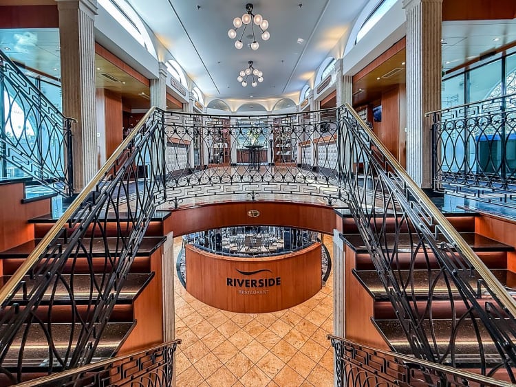 VIVA TIARA: main restaurant Riverside entrance