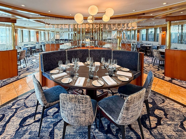 VIVA TIARA: Main Restaurant set table