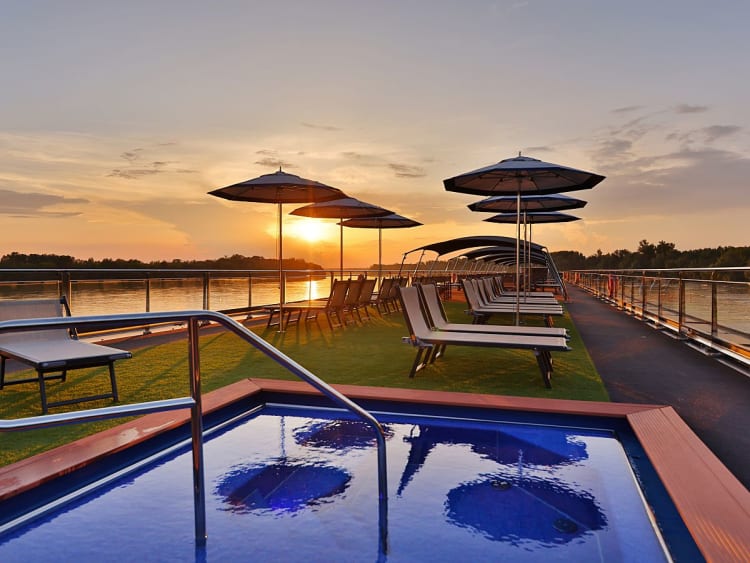 VIVA MOMENTS: Sonnendeck mit Pool