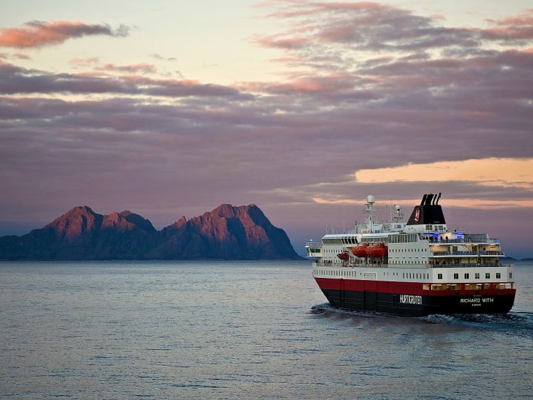 Richard With: Schiff vor Felsen