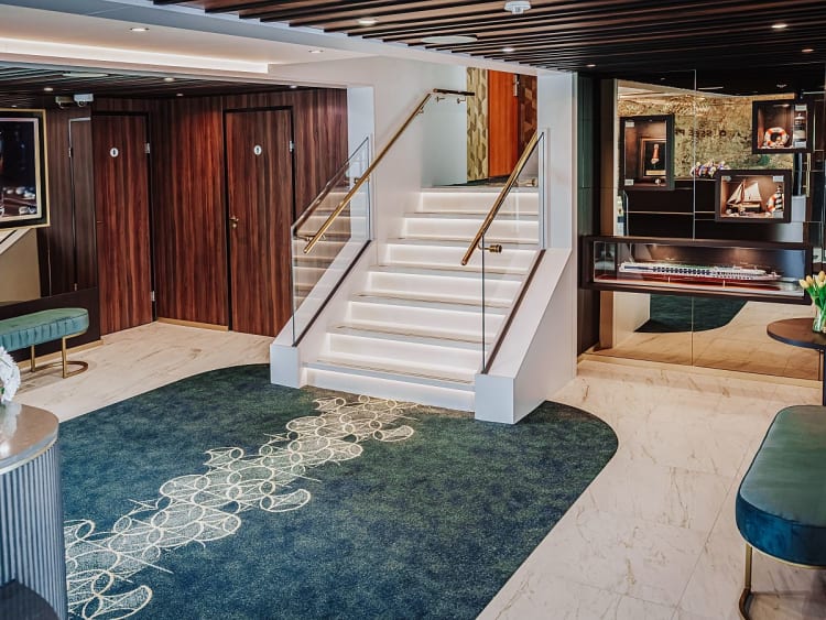 Rousse Prestige: Zone de r&eacute;ception avec escalier