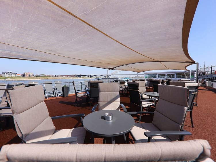 Elegant Lady: Sonnendeck