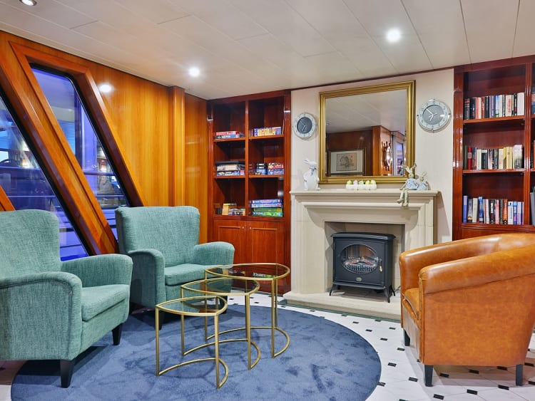 Elegant Lady: Foyer mit Brettspielen und B&uuml;chern