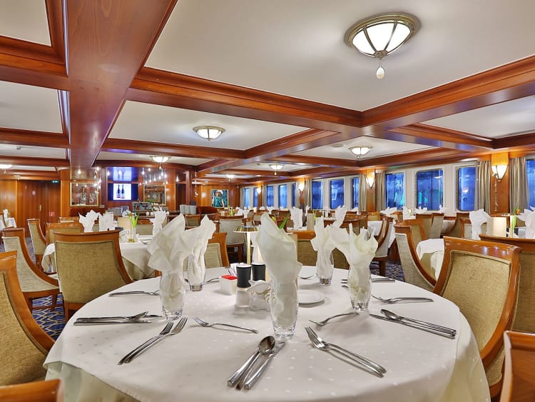 Elegant Lady: Restaurant auf dem Hauptdeck