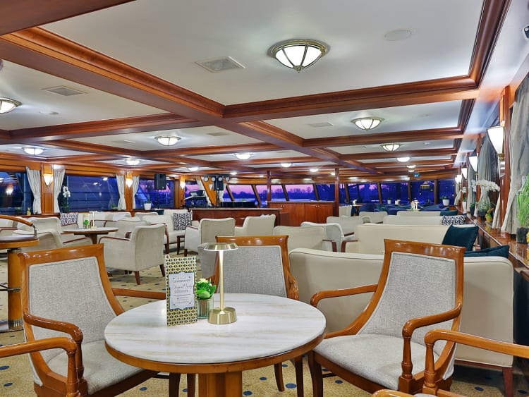 Elegant Lady: Lounge auf dem Oberdeck