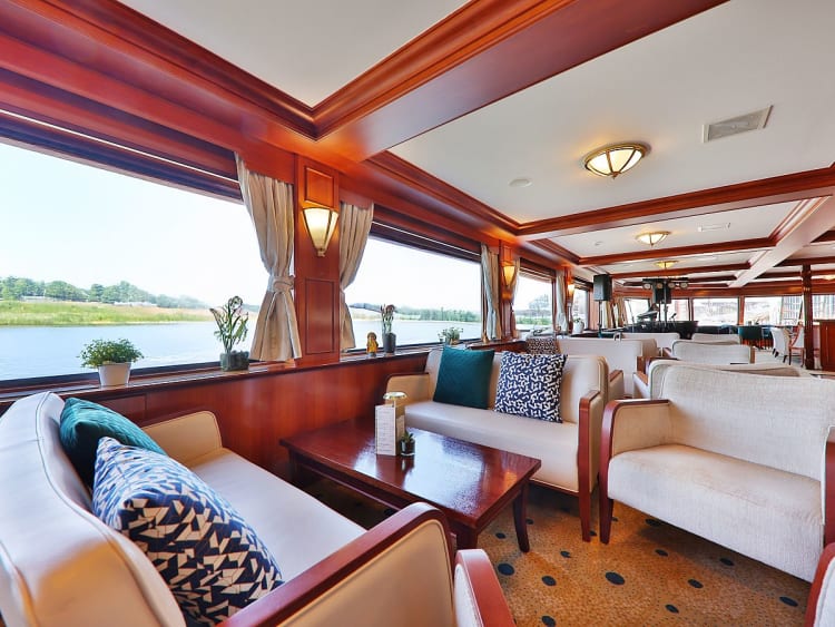 Elegant Lady: Lounge auf dem Oberdeck