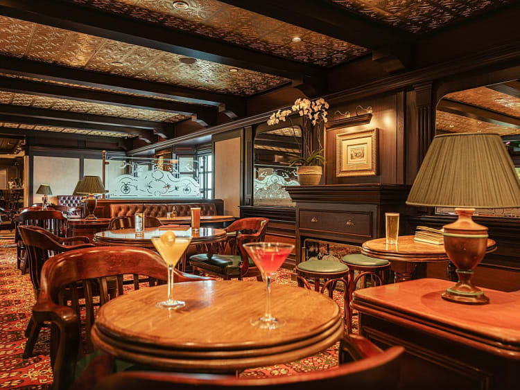 Queen Victoria: Golden Lion Pub auf Deck 2