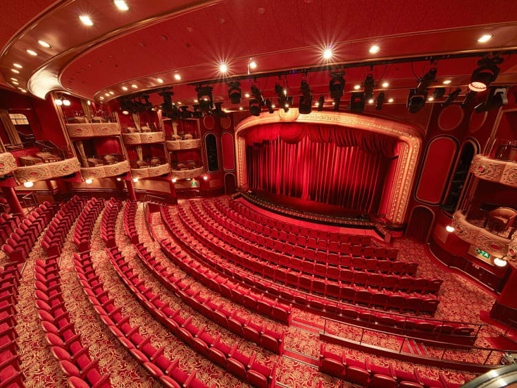 Queen Victoria: Royal Court theatre auf Deck 1, 2 und 3
