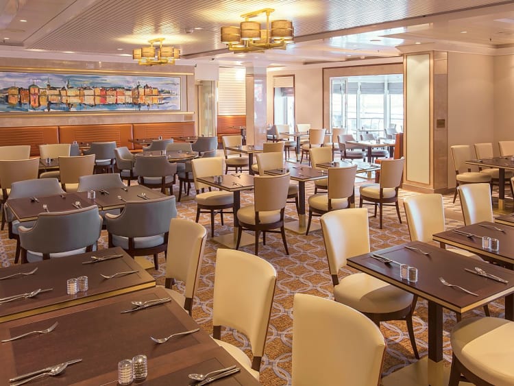 Queen Mary 2: Kings Court Dining Area auf Deck 7