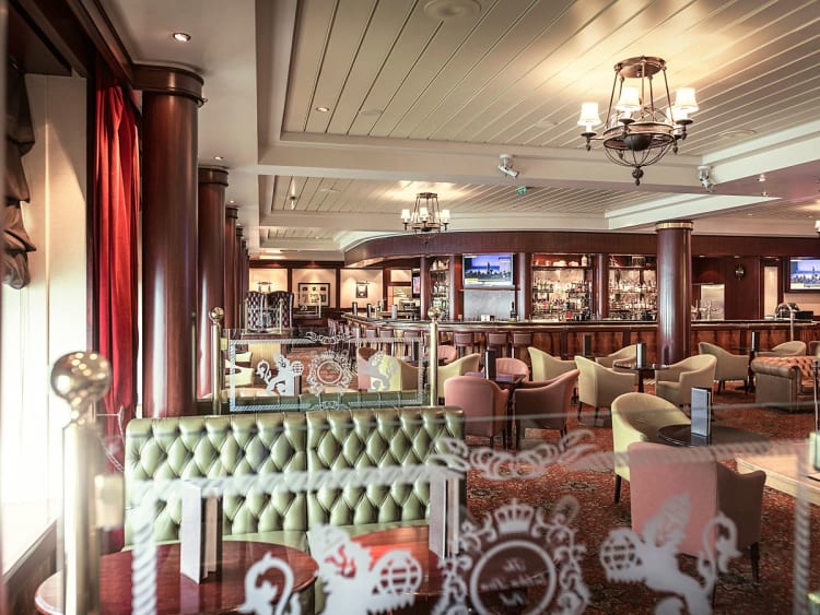 Queen Mary 2: Golden Lion Pub auf Deck 2