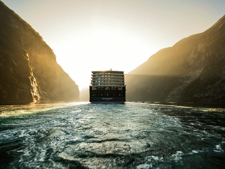 Queen Elizabeth: Au&szlig;enansicht Heck