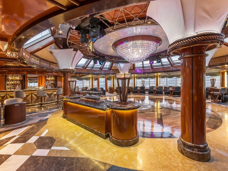 Queen Elizabeth: Yacht Club auf Deck 10