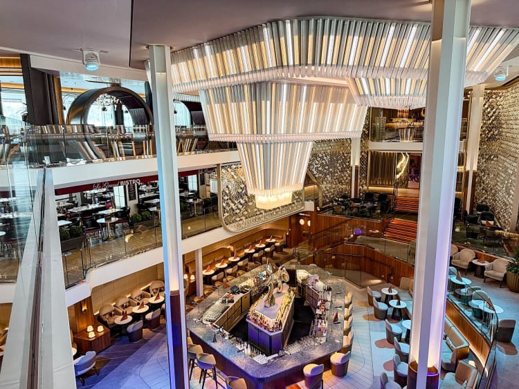 Celebrity Ascent: Grand Plaza Atrium mit Martini Bar