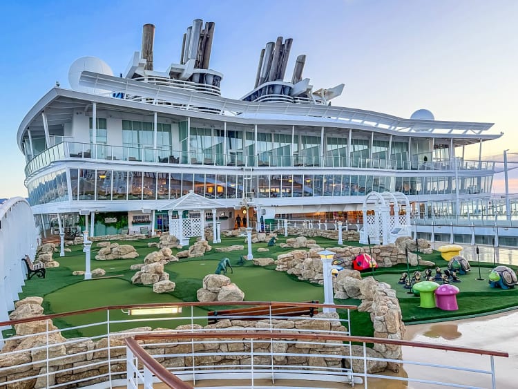 Allure of the Seas: Allure Dunes Minigolf