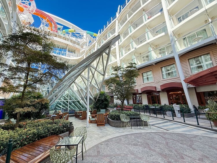 Allure of the Seas: Central Park Ruhebereich