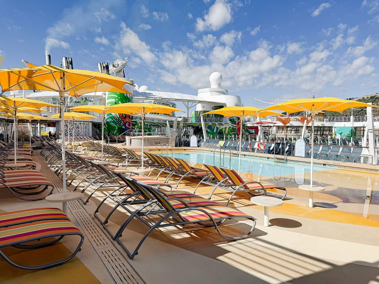 Allure of the Seas: Pooldeck mit Sonnenschirmen