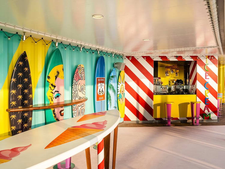 MSC World Europa: Surfers Bar