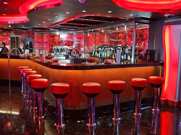 Costa Favolosa: Piano bar Camelot auf Deck 5