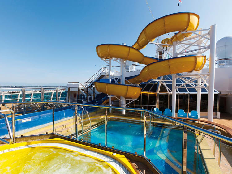 Costa Favolosa: Jacuzzi, Pool und Wasserrutsche auf Deck 11