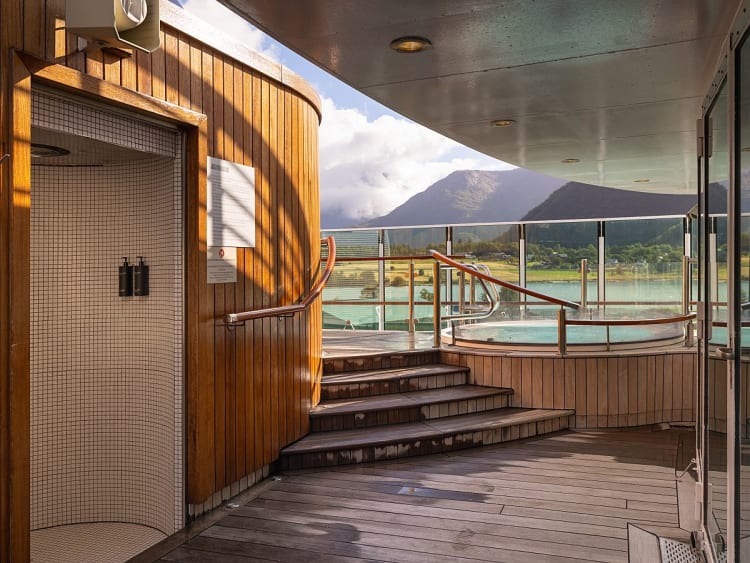 Fram: Jacuzzi im Au&szlig;enbereich auf Deck 7