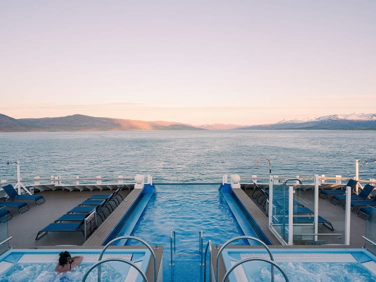 Fridtjof Nansen: Hot tubs und Infinity Pool auf Deck 10