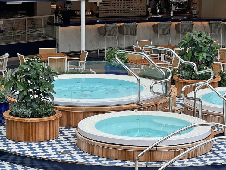 Queen Anne: Whirlpools auf dem Sonnendeck, the Pavillion