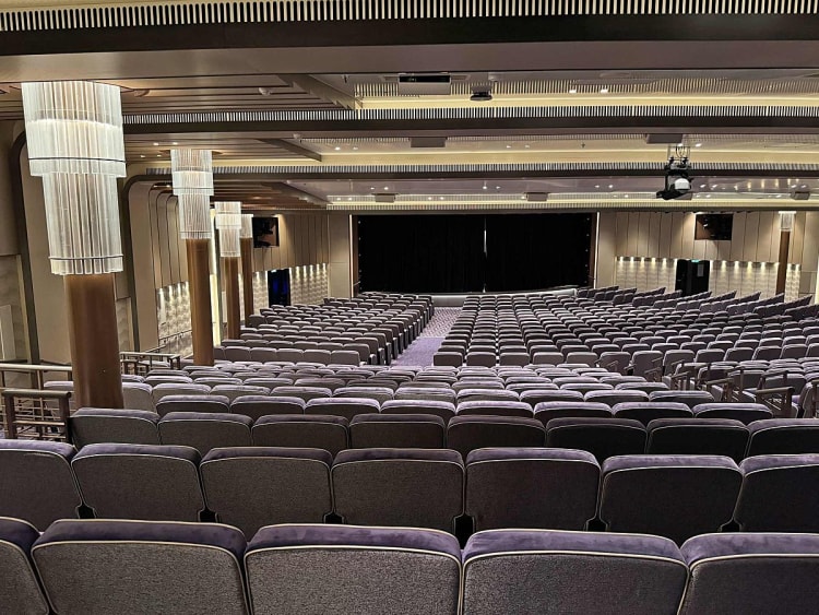 Queen Anne: Royal Court Theatre auf Deck 2 und 3