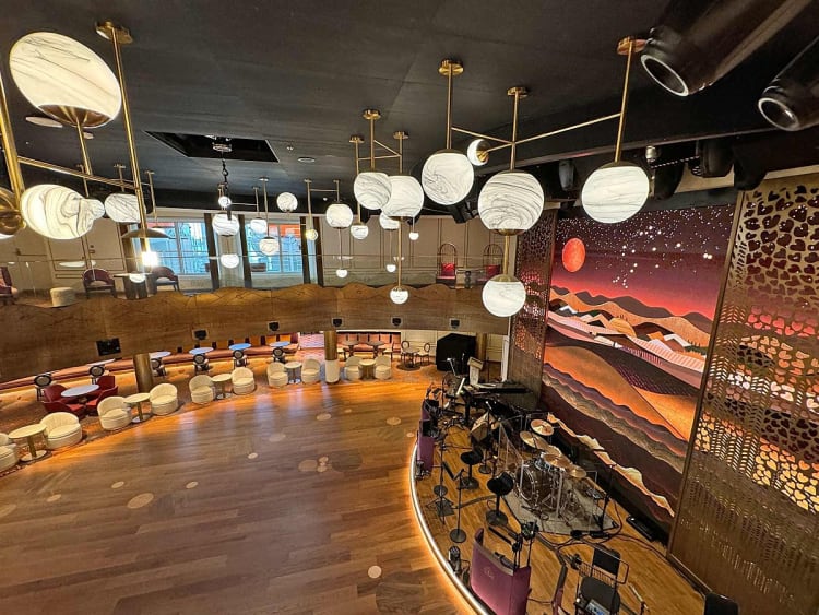 Queen Anne: Queens Room auf Deck 3, B&uuml;hne