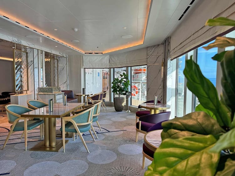 Queen Anne: Commodore Club auf Deck 12