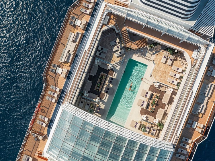 EXPLORA I: Luftaufnahme Poolbereich