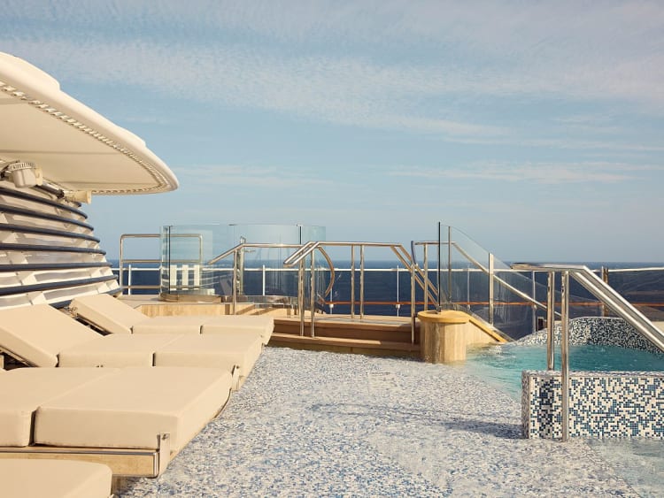 EXPLORA I: Helios Pool auf Deck 12