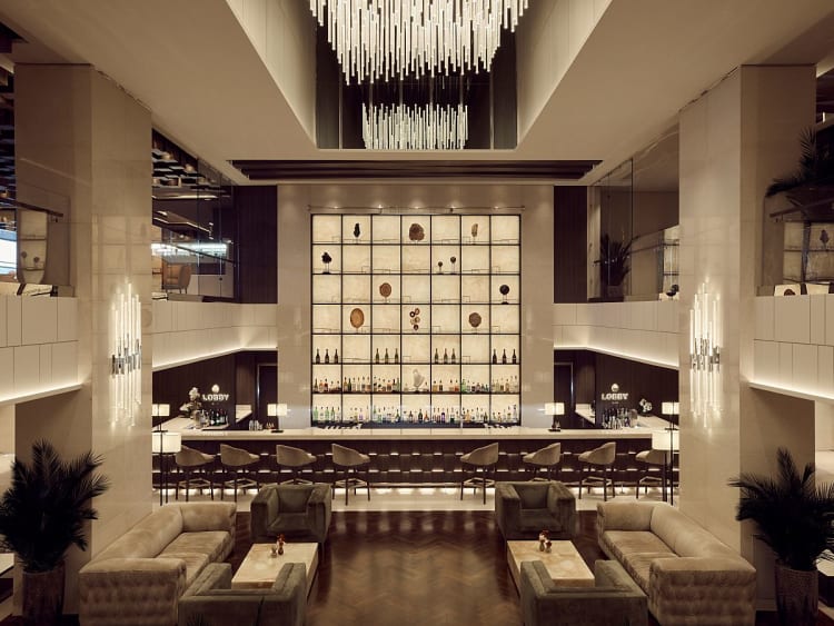 EXPLORA I: Lobby und Lobby Bar auf Deck 4