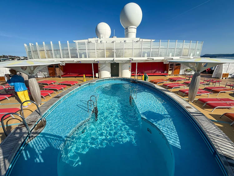 AIDAnova: Pool auf Deck 18