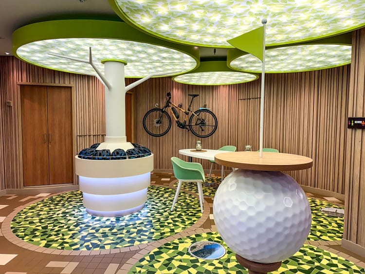 AIDAnova: Ausflugsschalter auf Deck 8