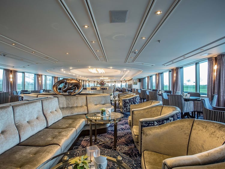 VIVA MOMENTS: VIVA MOMENTS_Bar and Lounge