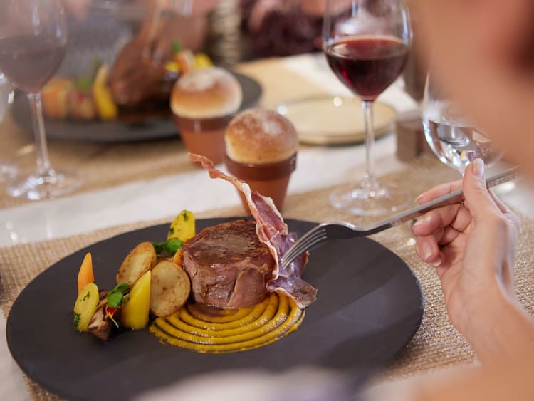 Silver Muse: Ein Gast kostet eines der Gerichte im S.A.L.T. Kitchen Restaurant