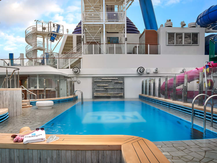 Norwegian Joy: Pool