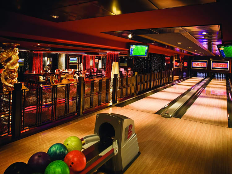Norwegian Pearl: Lounge Bowling
