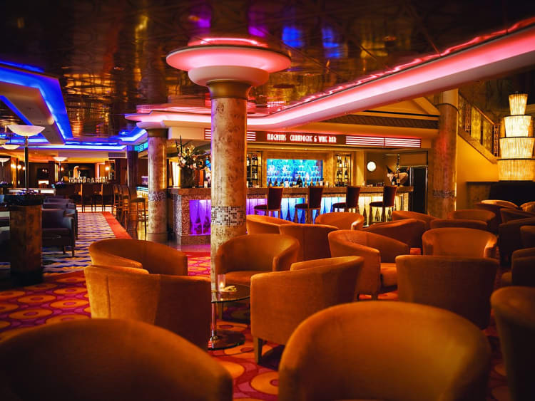 Norwegian Pearl: Bar Central